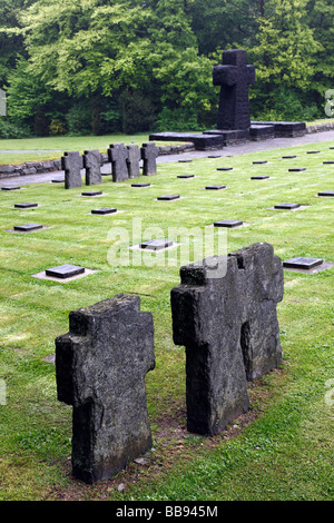 Des sépultures de guerre allemande dans Vosserach dans le cimetière de la région de l'Allemagne Tour Eiffel Banque D'Images