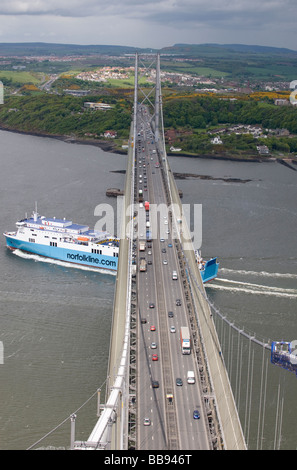 Un ferry passe sous le pont de Forth Road sur le Firth of Forth, près d'Édimbourg, Écosse. Banque D'Images