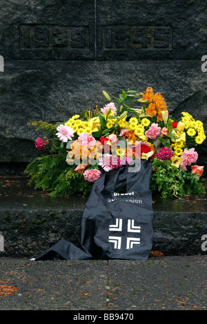 Des sépultures de guerre allemande dans Vosserach dans le cimetière de la région de l'Allemagne Tour Eiffel Banque D'Images