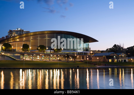 L'Adelaide Convention Centre, sur les rives de la rivière Torrens. Adélaïde, Australie du Sud, Australie Banque D'Images