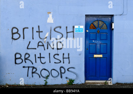 Graffiti sur mur bleu 'British Land, les troupes britanniques' Banque D'Images