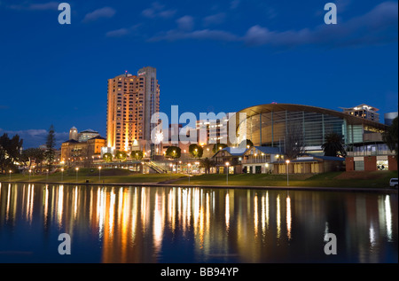 L'Adelaide Convention Centre, sur les rives de la rivière Torrens. Adélaïde, Australie du Sud, Australie Banque D'Images