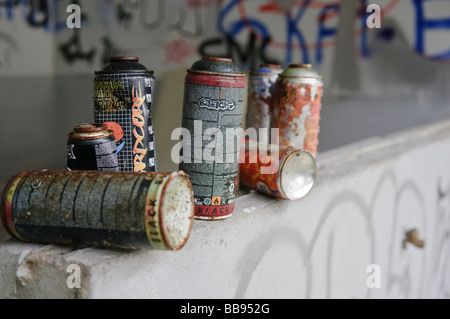 Pots de peinture/aérosols sur un mur, graffiti en arrière-plan Banque D'Images