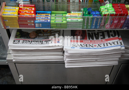 Le Daily News et le New York Post journaux en vente à New York un kiosque à journaux. Banque D'Images