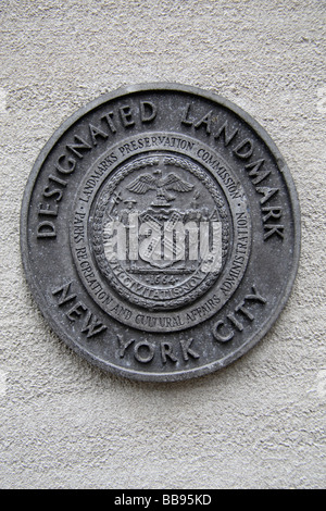 Une plaque historique désigné générique à l'extérieur de la Banque fédérale de réserve de New York Building à New York. Banque D'Images