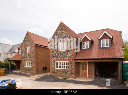 Angleterre Berkshire Beaconsfield School Lane nouvelles maisons construites dans le style traditionnel de briques et silex Banque D'Images