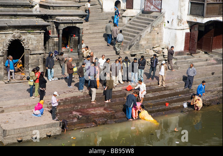 En deuil préparer un corps par la crémation des ghats au temple de Pashupatinath Banque D'Images