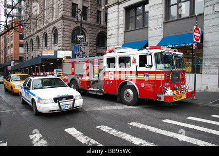 Une voiture de police de la ville de New York adopte une nouvelle York Fire Department fire engine à New York. Banque D'Images