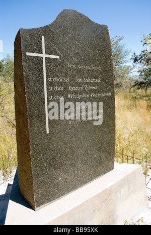 Un mémorial à trois soldats de la paix du GANUPT Polonais tué par une mine dans le Caprivi occidental près de la frontière angolaise en 1989. Banque D'Images