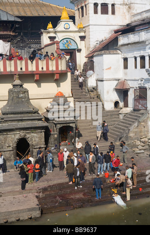 En deuil préparer un corps par la crémation des ghats au temple de Pashupatinath Banque D'Images