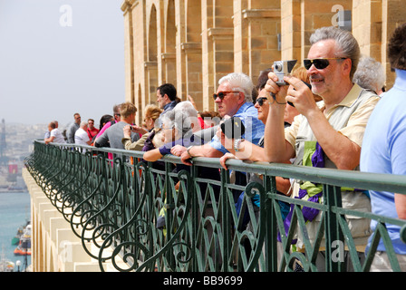 La Valette, MALTE. Un groupe de touristes d'admirer la vue sur le Grand Port de la partie supérieure des jardins Barrakka. L'année 2009. Banque D'Images