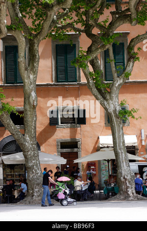 Restaurant populaire et de pique-nique piazza dans la ville de Lucca une ville étrusque à l'origine établi par les Romains en 180 av. Banque D'Images