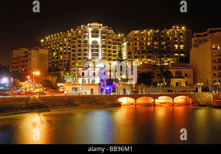 Malte. Une soirée sur le Meridien Hotel de la baie de Balluta à St Julian's. L'année 2009. Banque D'Images
