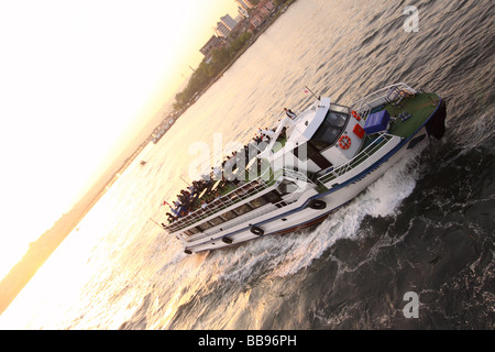 Istanbul Turquie soirée croisière sur la Corne d'or avec les touristes Banque D'Images