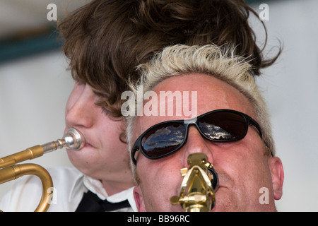 Extreme close up de deux musiciens jouant en laiton Banque D'Images