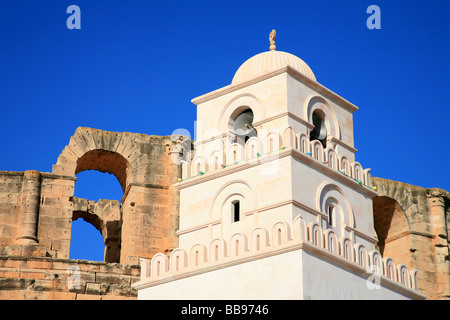 Une mosquée avec le 3e ancien amphithéâtre romain à l'arrière-plan en El Djem, Tunisie Banque D'Images