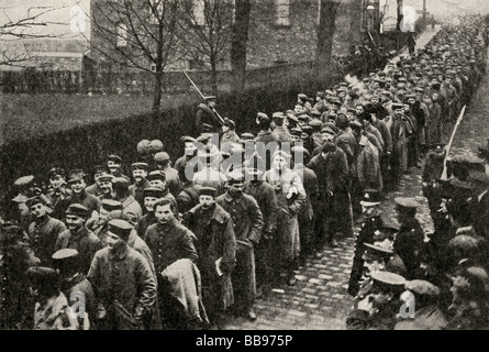 Des prisonniers allemands de Neuve Chapelle. Les Allemands capturés en passant par Handforth, Lancashire en route pour un camp de prisonniers. Banque D'Images