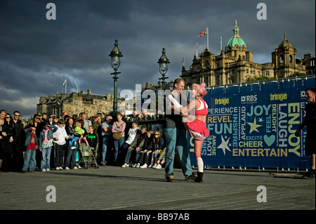 Les artistes de rue, hommes et femmes d'hôtesse public au Edinburgh Fringe Festival 2008 Banque D'Images