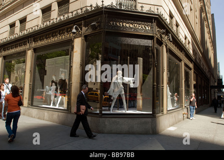 Shoppers en dehors de Saks Fifth Avenue à New York Banque D'Images