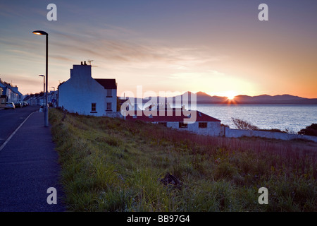 Lever du soleil sur les Paps of Jura vu de Port Charlotte Islay Banque D'Images