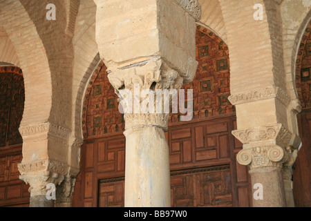 Colonnade adjacente à la salle de prière de la grande mosquée de Kairouan, Tunisie Banque D'Images