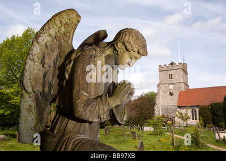 Angleterre Berkshire Beaconsfield paroisse Sainte Trinité cimetière mémorial ange peint par l'artiste local sir Stanley Spencer Banque D'Images