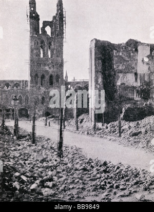 La tour en ruine de la Halle aux Draps d'Ypres, 1915. Banque D'Images