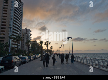 La corniche d'une promenade en bord de mer à Beyrouth Liban Banque D'Images