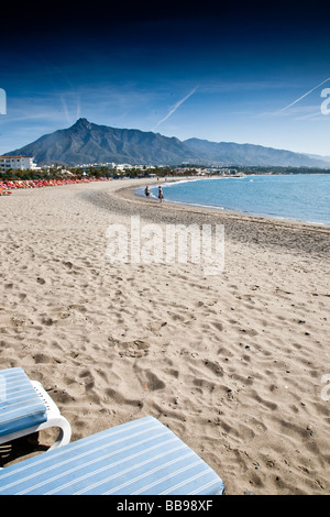 Puerto Banus Plage dans le soleil du printemps à nord à Marbella Banque D'Images