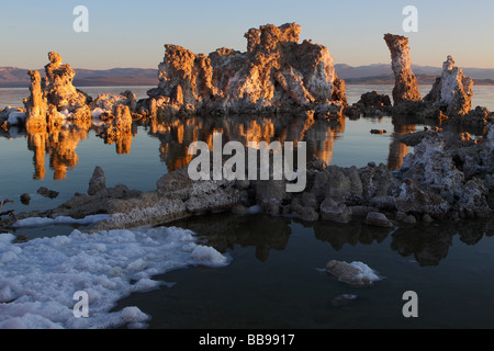 Mono Lake tufa dans les montagnes de la Sierra Nevada, California USA Banque D'Images