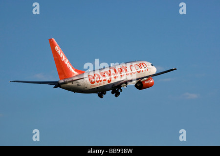 Un Boeing 737 d'Easy Jet au décollage Banque D'Images