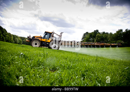 Un tracteur JCB Fastrac Knight et Weedkller la pulvérisation Pulvérisateur sur l'orge de printemps Banque D'Images