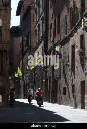 Scène de rue, à l'intérieur de la ville fortifiée de Sienne, Italie. Banque D'Images