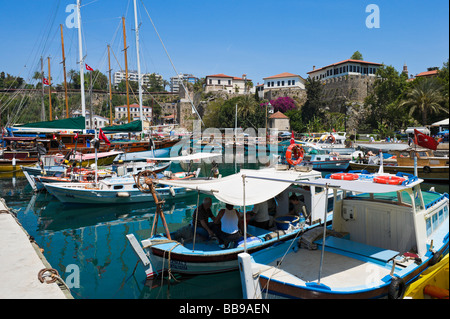 Les bateaux de pêche locaux dans le port de la vieille ville (Kaleici), Antalya, côte méditerranéenne de la Turquie, Banque D'Images