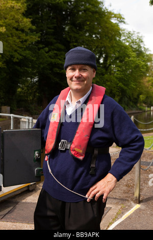 Angleterre Berkshire Beaconsfield Lock Keeper Alan Benge le fonctionnement des écluses à alimentation électrique Banque D'Images