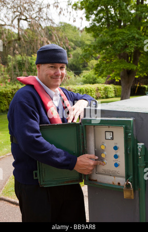 Angleterre Berkshire Beaconsfield Lock Keeper Alan Benge le fonctionnement des écluses à alimentation électrique Banque D'Images