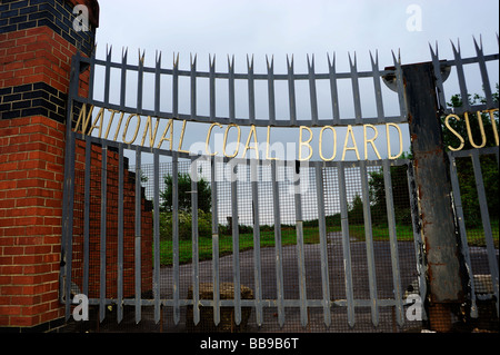 Les vestiges de St Helens Sutton Manor Colliery, mines de charbon d'une paire de portes de la terre où la mine s'est Banque D'Images