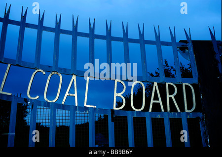 Les vestiges de St Helens Sutton Manor Colliery, mines de charbon d'une paire de portes de la terre où la mine s'est Banque D'Images