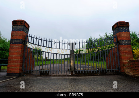 Le reste de l'industrie minière du charbon St Helens, Sutton Manor Colliery, une paire de portes de la terre où la mine s'est Banque D'Images
