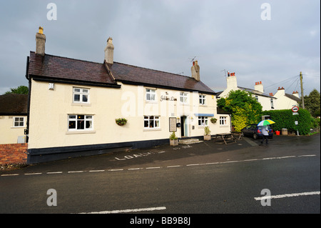 Le Golden Lion public house en Ashton Hayes Britains première maison publique neutre en carbone Banque D'Images