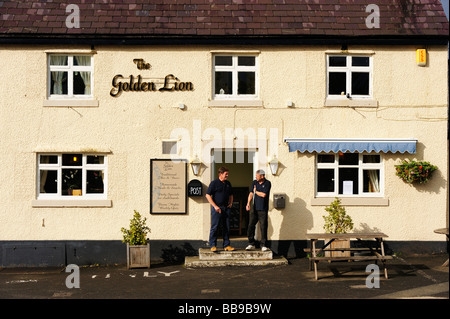 Le Golden Lion public house en Ashton Hayes Britains première maison publique neutre en carbone Banque D'Images