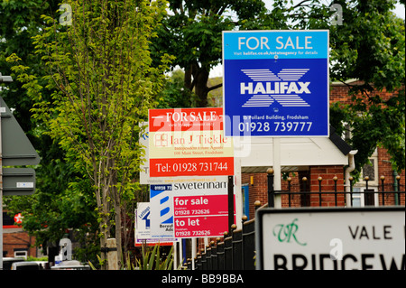 Pour la vente de divers signes d'agents locaux à l'extérieur d'un nouveau complexe d'appartements dans Cheshire Frodsham Banque D'Images