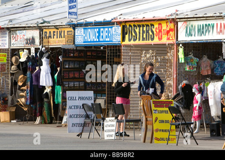 Les gens et l'espace de vente au détail de la promenade de Venice Beach à Los Angeles en Californie Banque D'Images