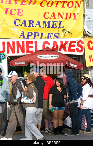 Les gens et l'espace de vente au détail de la promenade de Venice Beach à Los Angeles en Californie Banque D'Images