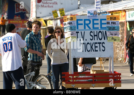 Les gens et l'espace de vente au détail de la promenade de Venice Beach à Los Angeles en Californie Banque D'Images