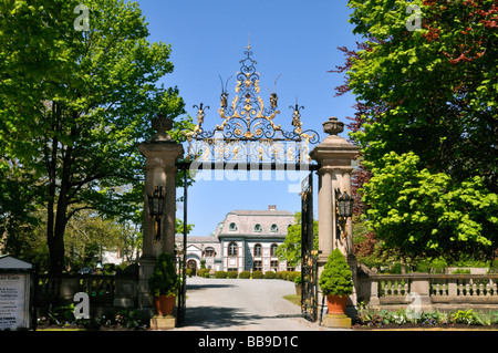 Entrée de 'Belcourt Castle' mansion dans le quartier historique de 'Newport Rhode Island" sur "l'Avenue de Bellevue avec des 'gate Banque D'Images