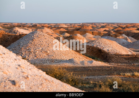 Tas de terre creusée à partir de l'arbres de nombreuses mines dans le champs d'opale de Coober Pedy. Coober Pedy, South Australia, Australia Banque D'Images