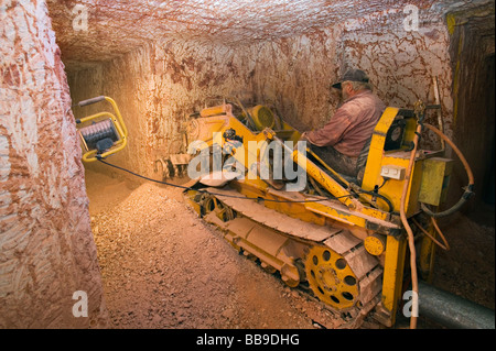 Tunnelier sur un lecteur (creuser un tunnel horizontal) le long de la couture de l'opale. Coober Pedy, South Australia, Australia Banque D'Images