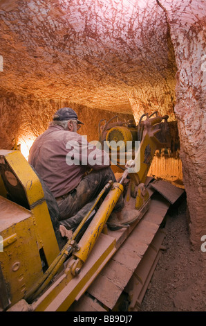 Tunnelier sur un lecteur (creuser un tunnel horizontal) le long de la couture de l'opale. Coober Pedy, South Australia, Australia Banque D'Images