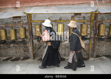 Pèlerins tibétains de tourner les roues de prière sur la kora entourant le palais du Potala, Lhassa au Tibet, en République populaire de Chine Banque D'Images